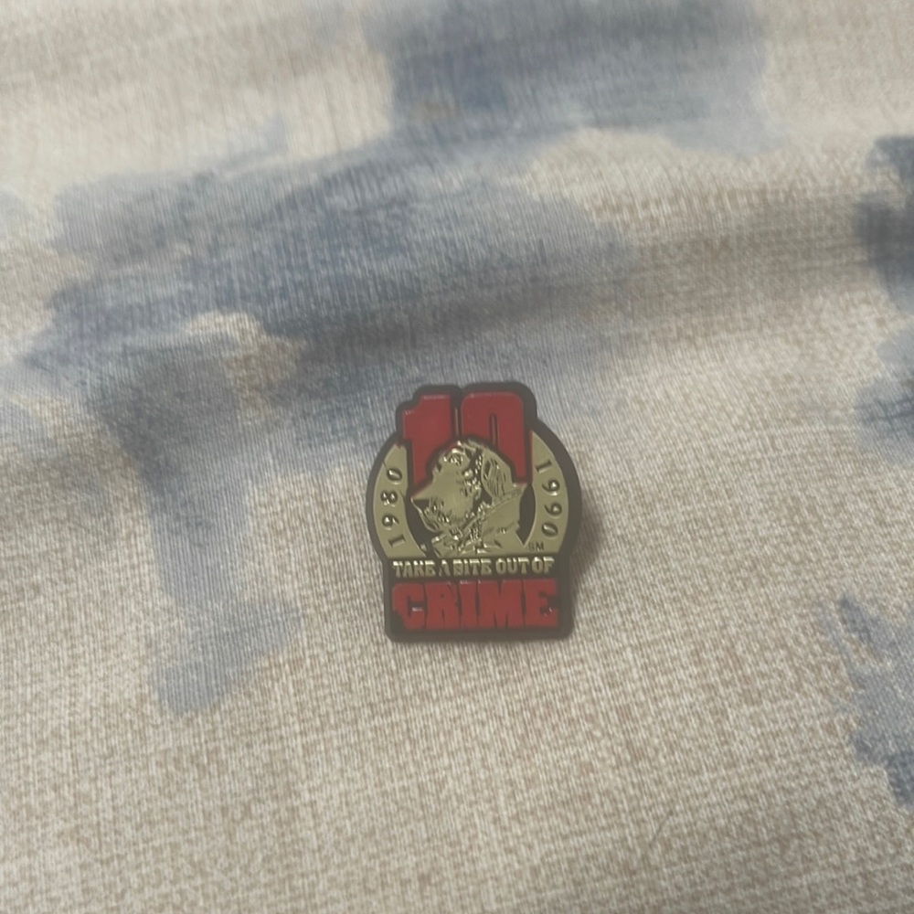 VINTAGE-old- - TAKE A BITE OUT OF CRIME PIN. 1980-1990.